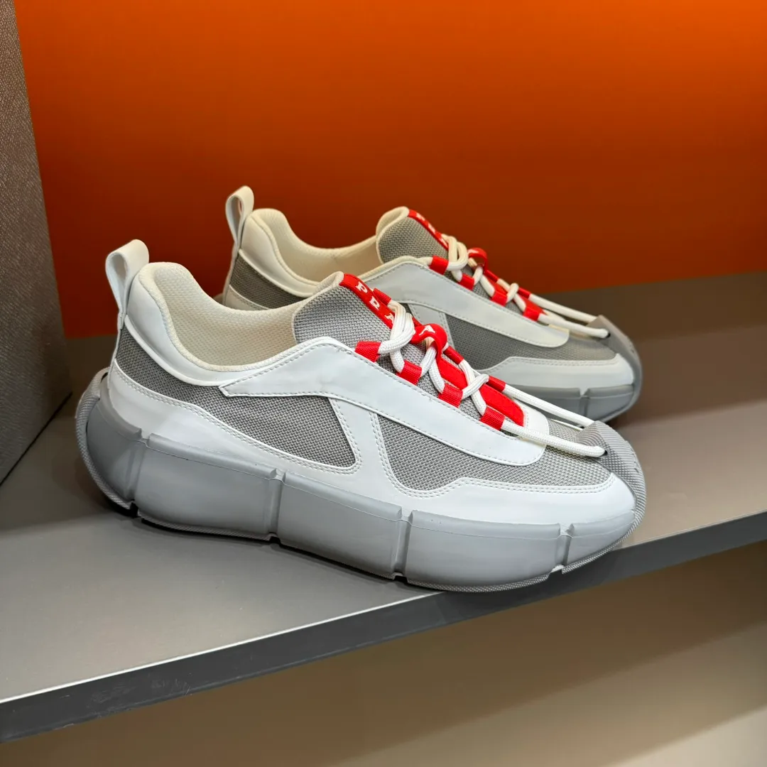 P460 PRADA/Prada men's lace-up leather casual sports shoes, the upper is made of cowhide leather and breathable mesh. It is soft, comfortable and breathable. The tongue is decorated with the PRADA brand letter logo. The thick rubber sole echoes the red label tongue. The style is fashionable and elegant. The details are carefully crafted. A casual sports shoe with a super western style and excellent breathability! Code number 38-45 (45 customized)